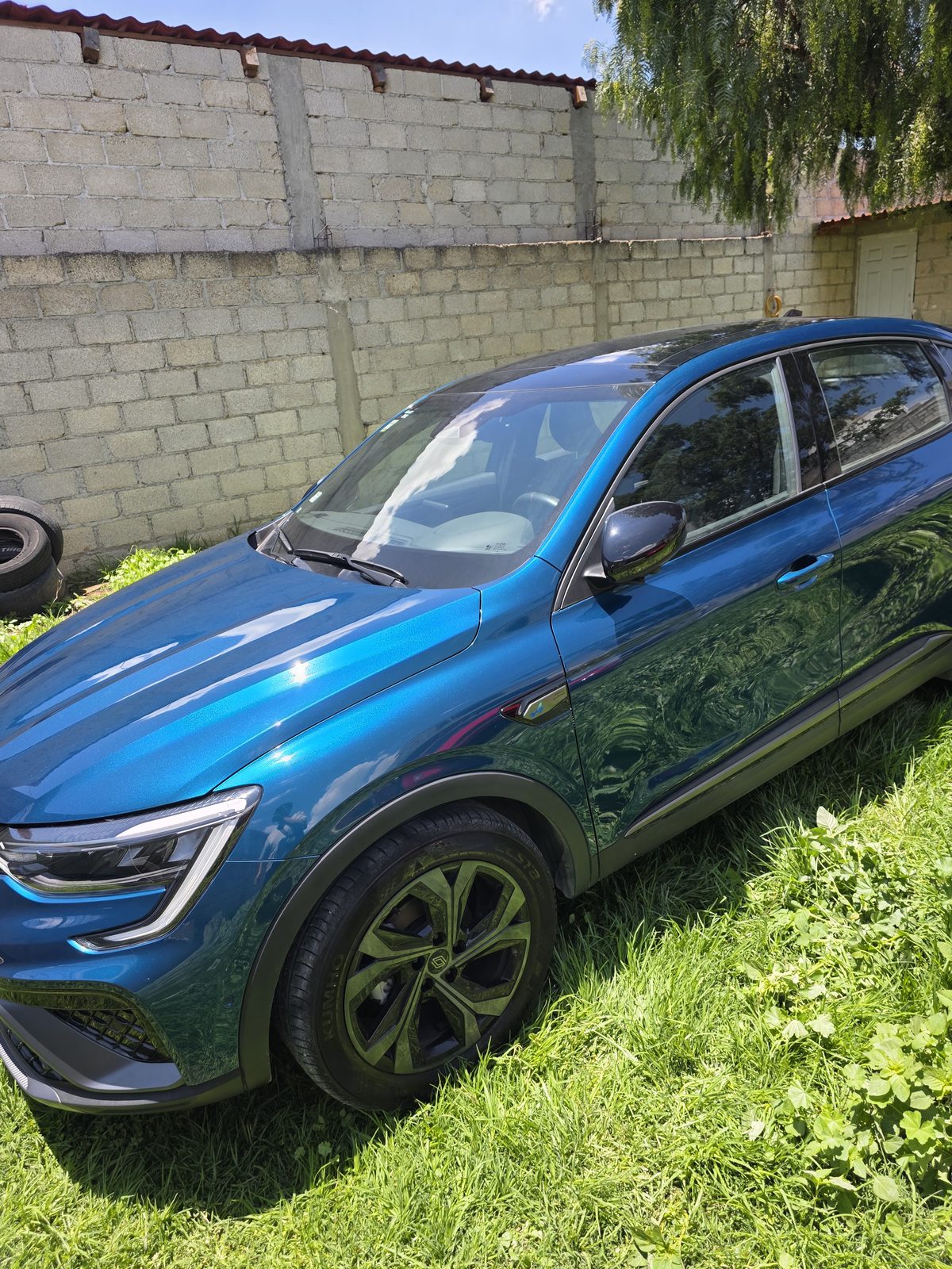 Renault azul con la pintura pulida y protegida